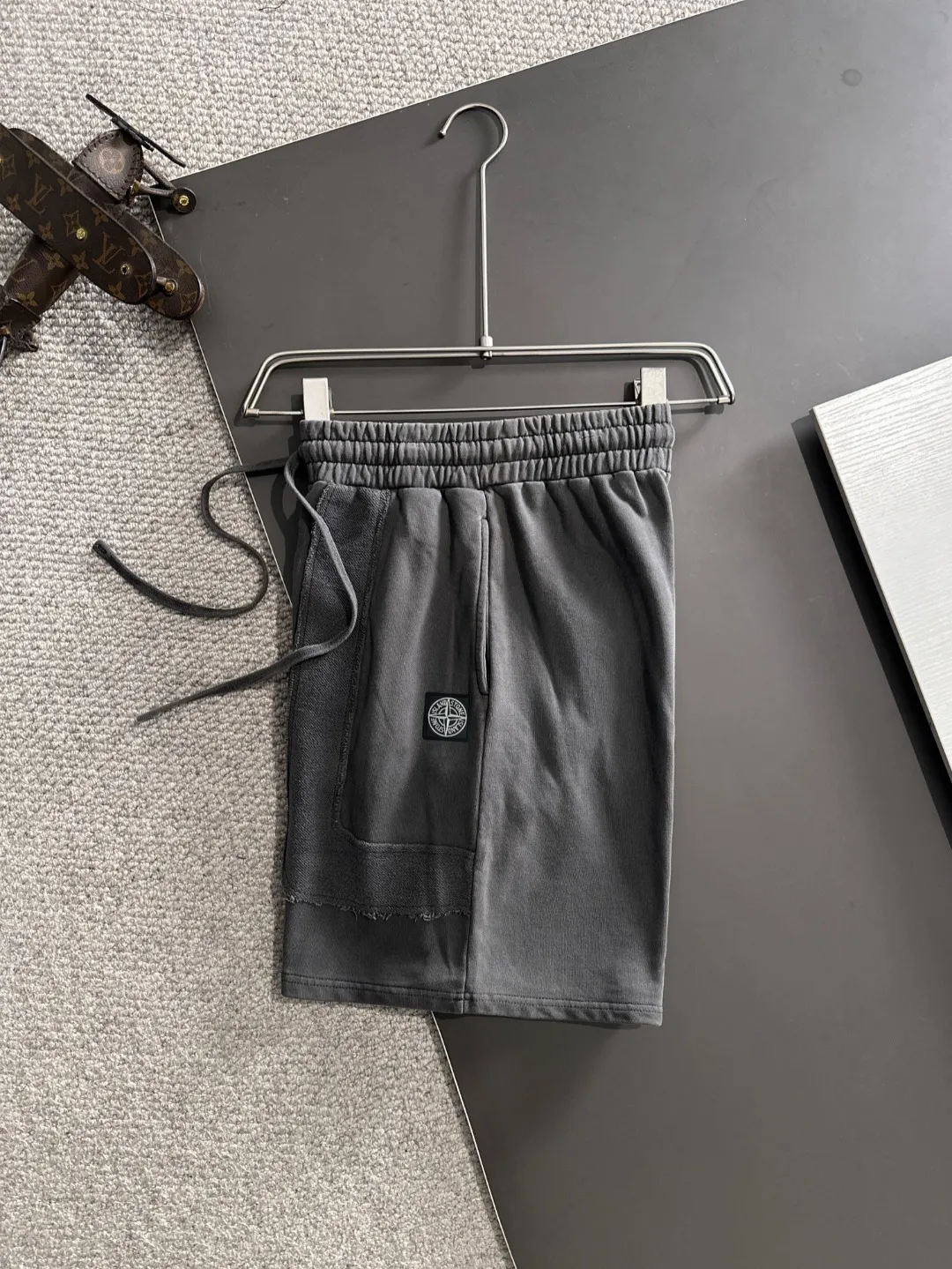 🅿️330 shipped next day, high quality Stone lsland/stone island 2025 spring and summer new style casual solid color loose shorts with elastic band, two needle stitches at the hem of the trousers, fine and firm stitching, custom-made fabrics at the counter, high breathability and comfort, impeccable details, brand element design concept, reflecting high quality. It feels delicate and soft! It presents a casual cut and the upper body shape is great! Size: S-XXL